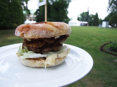 Burger Mozaika v medové housce s karamelizovanou cibulí, houbami a domácí majonézou - Mozaika Burger Mozaika v medové housce s karamelizovanou cibulí, houbami a domácí majonézou - Mozaika