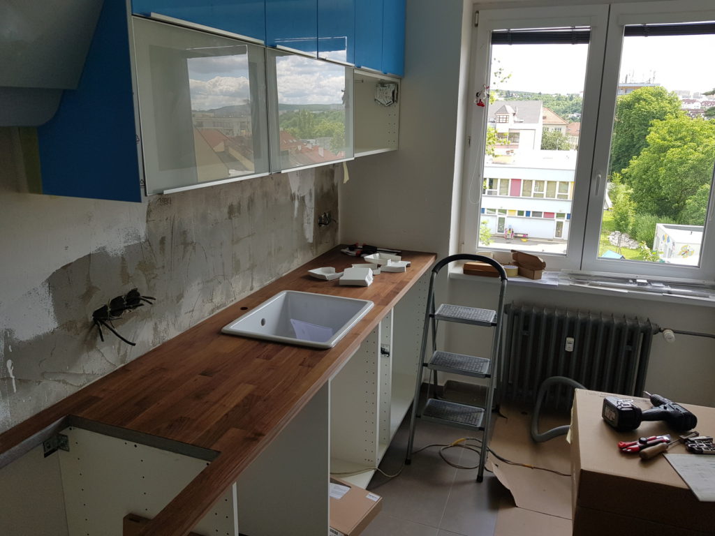Místo pro dřez a indukční desku